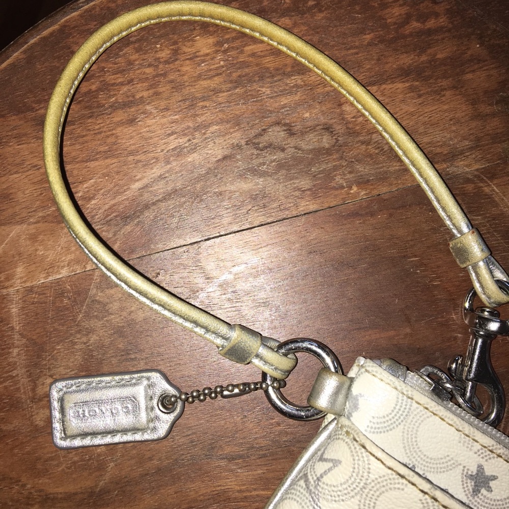 ✨COACH WAVERLY SNOW QUEEN WRISTLET✨ - Picture 3 of 5